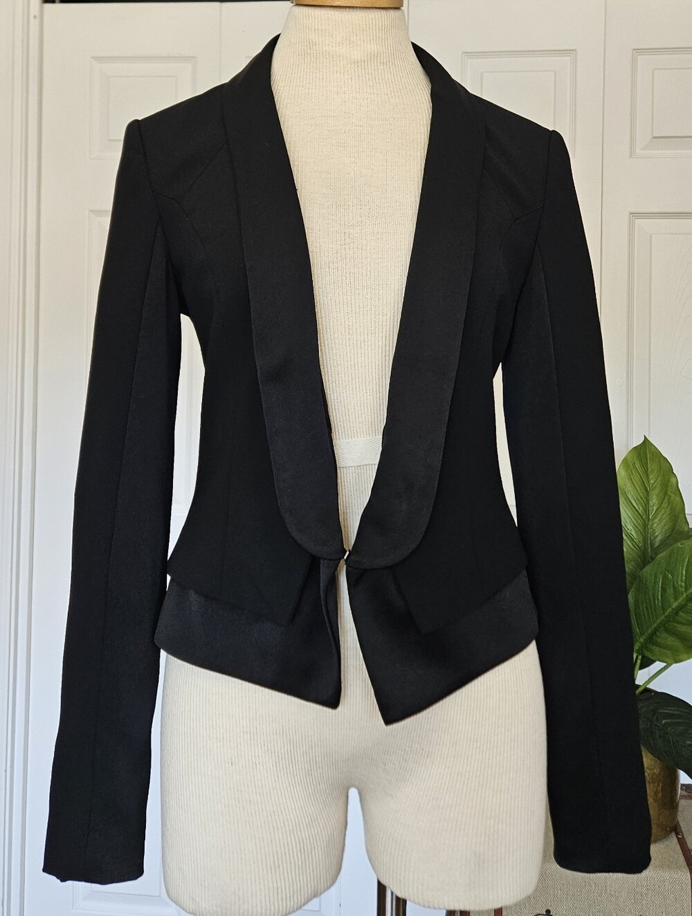 Caché Asymmetric Avant-Garde Cropped Tuxedo Blazer Satin Accent Size 6